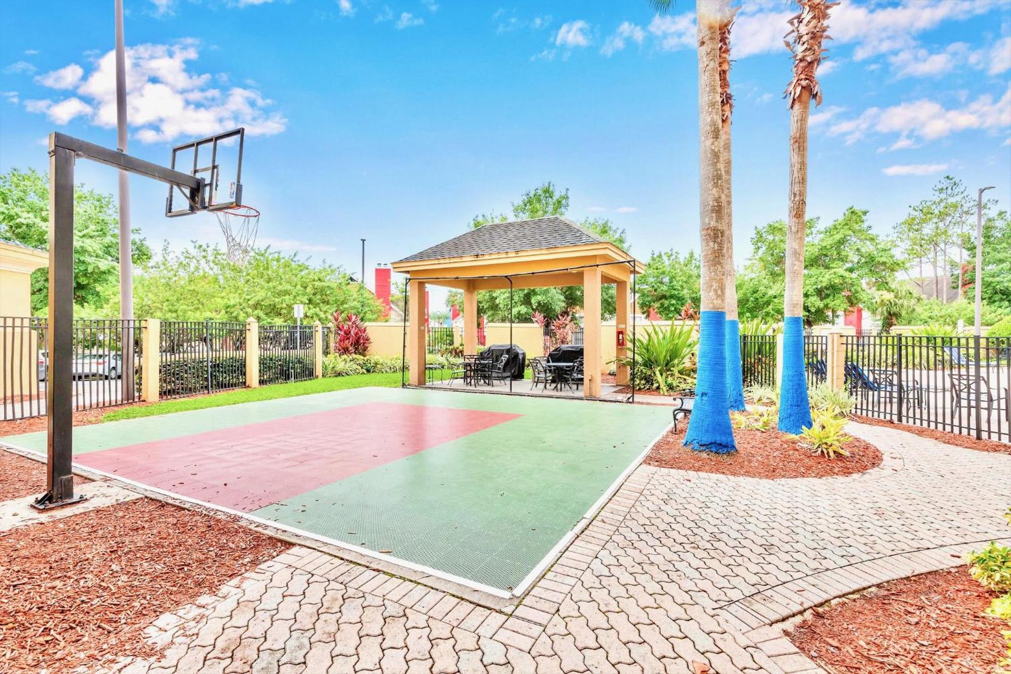 Near W Pool Arcade And Hot Tub Apartment *